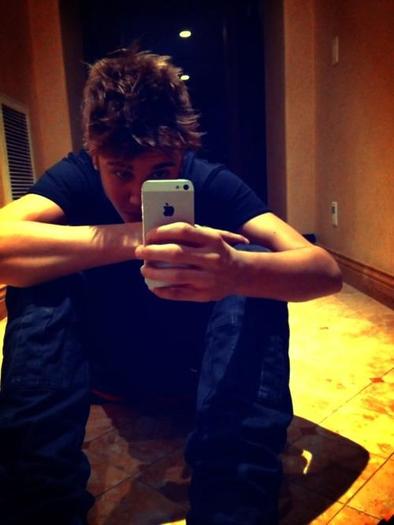 tumblr_maqp8zbaqe1qhft5ko1_500 - Justin Bieber se lauda ca si-a luat Iphone 5