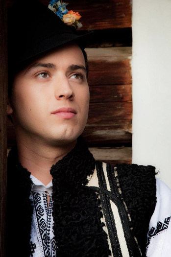 Alexandru Bradatan; Alexandru Bradatan,interpret de muzica populara nascut la 9 iulie 1989 in Gura Humorului,Suceava.
