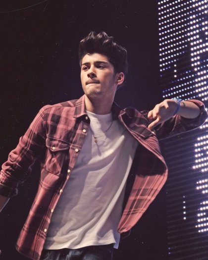 .:) Hei , ce faci aici ? * apare curios in spatele ei *