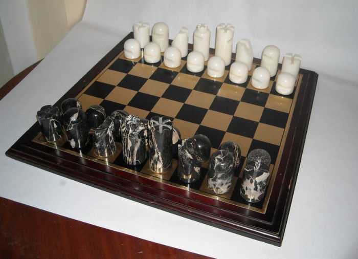 Set piese de marmura si masa de sah = 325 de lei