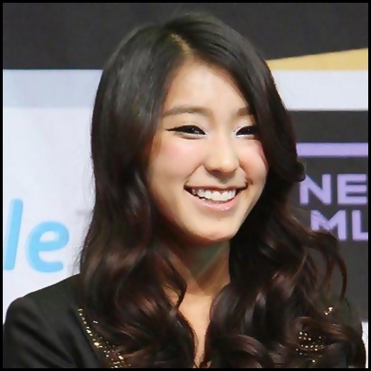 ^^..*se uita la Tia si apoi rade* Nu m-ar mira daca ai sarii pe GD. :)) - Xx Episodul-36 xX