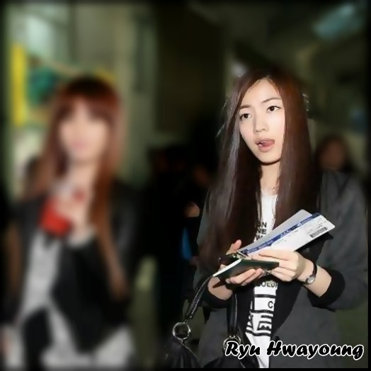 ~ [se aseaza pe canapea] Cine intarzie?:)