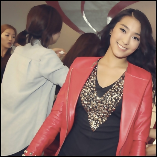 ^^.. *intra in casa cantand* Oh ma boy.. push`push baby :)..Hellow :-h