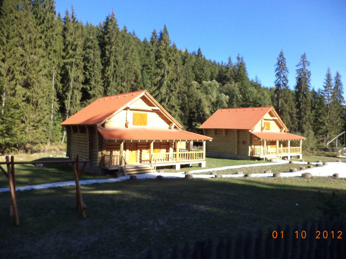 Cabanele unor stabi cu bani multi; Se vede asta dupa constructia cabanelor
