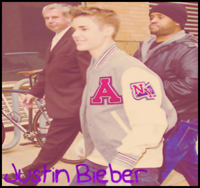 - Oh`. Eu sunt Jake Black. Viitorul sot al Hannei.