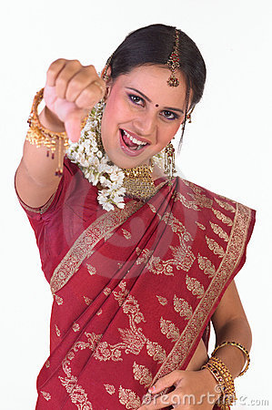 indian-girl-with-silk-sari-saying-down-down-thumb7775387 - india si culorile ei minunate