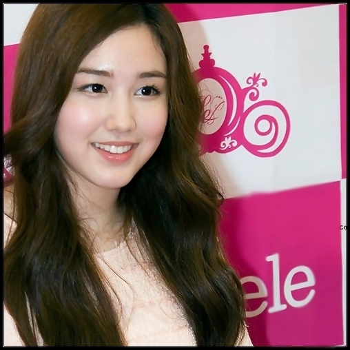 ~> ...Mmm...[plimbandu`si ochii prin parc]...Linistit...plin de culoare...Numai bun pentru plimbari.