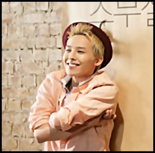 •. [back] Byee Hwa :-h Ahh..[isi pune capul pe canapea]