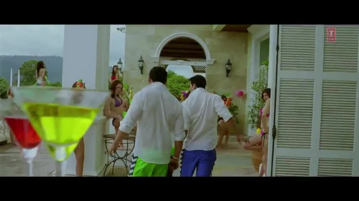 vlcsnap-00020 - Make Some Noise - Desi Boyz