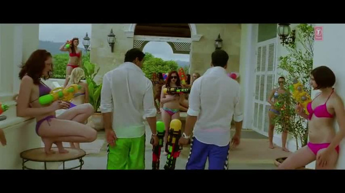 vlcsnap-00023 - Make Some Noise - Desi Boyz