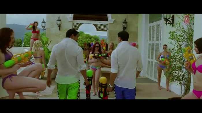 vlcsnap-00024 - Make Some Noise - Desi Boyz