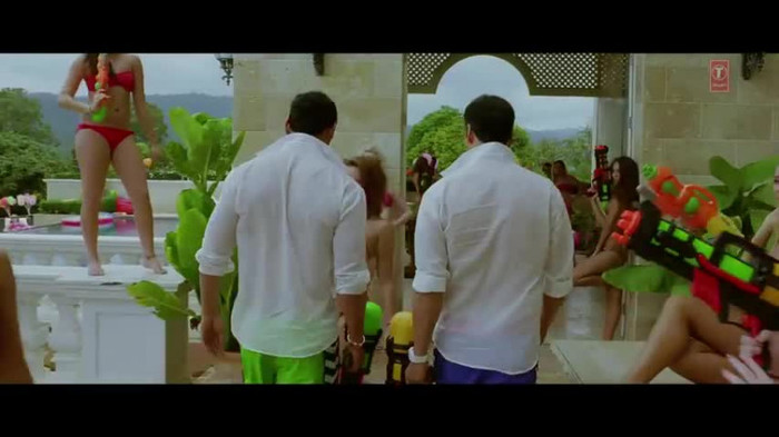 vlcsnap-00026 - Make Some Noise - Desi Boyz