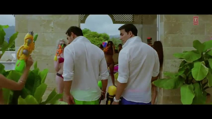 vlcsnap-00027 - Make Some Noise - Desi Boyz