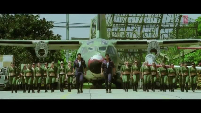 vlcsnap-00127 - Make Some Noise - Desi Boyz
