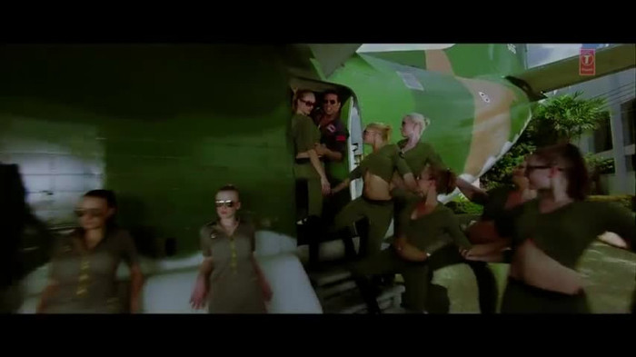 vlcsnap-00135 - Make Some Noise - Desi Boyz