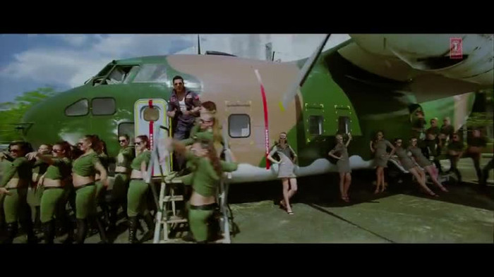 vlcsnap-00139 - Make Some Noise - Desi Boyz