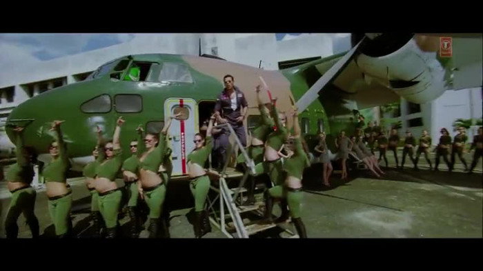 vlcsnap-00140 - Make Some Noise - Desi Boyz
