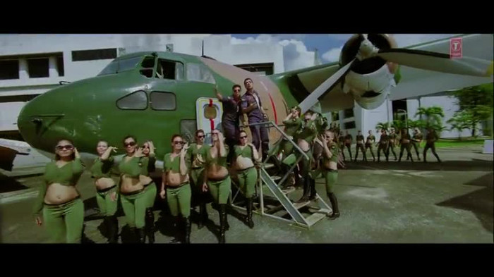 vlcsnap-00141 - Make Some Noise - Desi Boyz