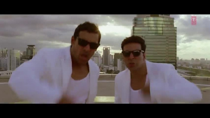 vlcsnap-00146 - Make Some Noise - Desi Boyz