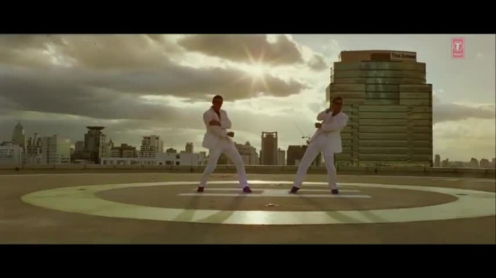 vlcsnap-00163 - Make Some Noise - Desi Boyz