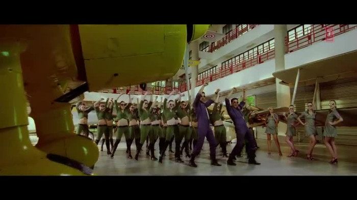 vlcsnap-00166 - Make Some Noise - Desi Boyz