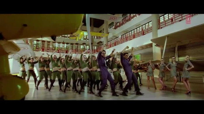 vlcsnap-00167 - Make Some Noise - Desi Boyz