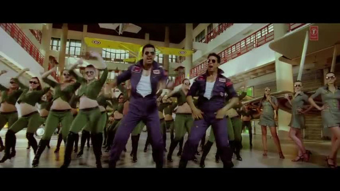 vlcsnap-00170 - Make Some Noise - Desi Boyz