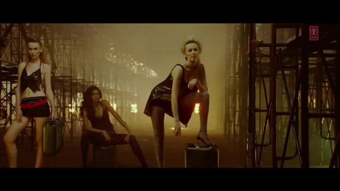 vlcsnap-00181 - Make Some Noise - Desi Boyz