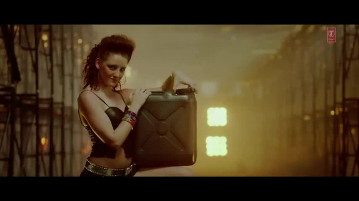 vlcsnap-00184 - Make Some Noise - Desi Boyz