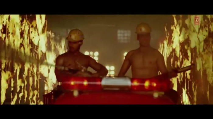 vlcsnap-00192 - Make Some Noise - Desi Boyz