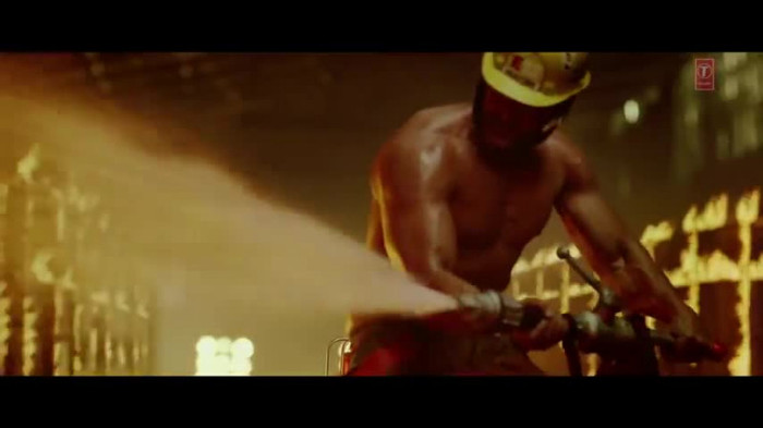 vlcsnap-00195 - Make Some Noise - Desi Boyz