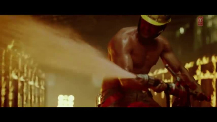 vlcsnap-00196 - Make Some Noise - Desi Boyz