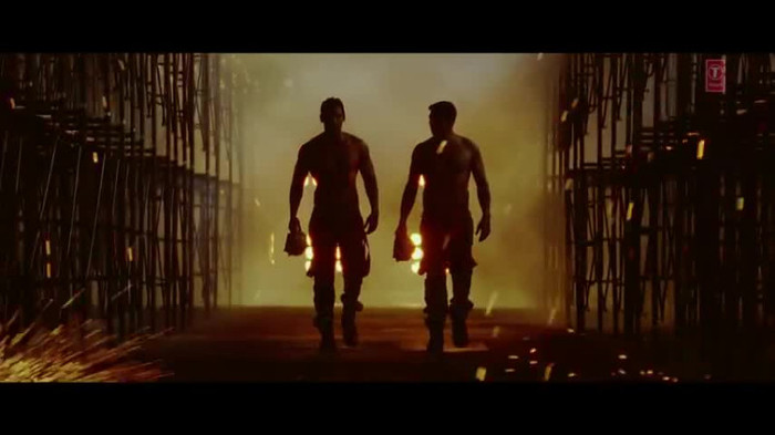 vlcsnap-00202 - Make Some Noise - Desi Boyz