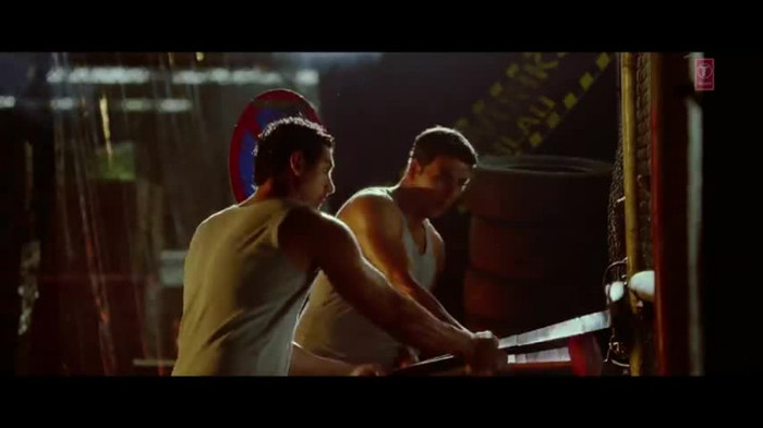 vlcsnap-00211 - Make Some Noise - Desi Boyz