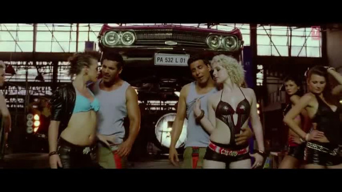 vlcsnap-00226 - Make Some Noise - Desi Boyz