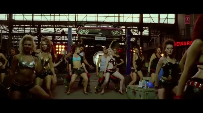 vlcsnap-00232 - Make Some Noise - Desi Boyz