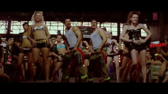 vlcsnap-00242 - Make Some Noise - Desi Boyz