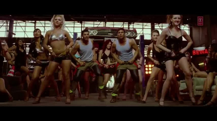 vlcsnap-00250 - Make Some Noise - Desi Boyz