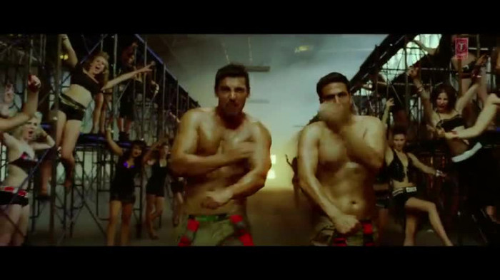 vlcsnap-00267 - Make Some Noise - Desi Boyz