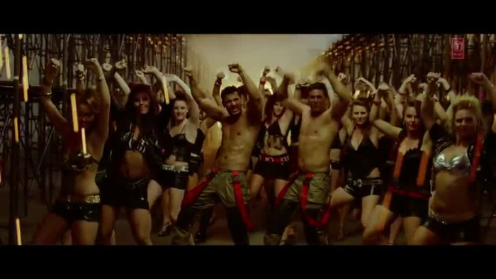 vlcsnap-00282 - Make Some Noise - Desi Boyz