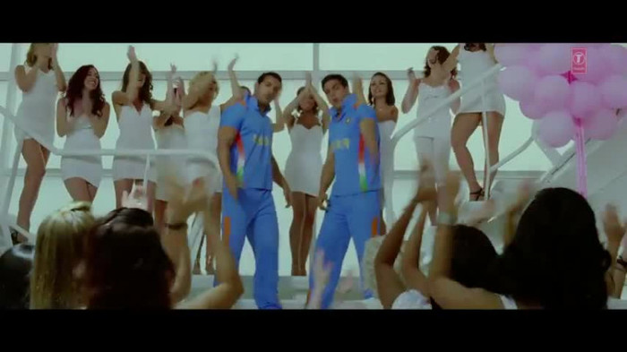 vlcsnap-00295 - Make Some Noise - Desi Boyz