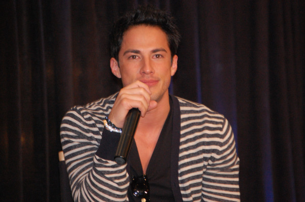 ღ. blonda, inalta, smexy;_>suna interesanth... dar sa vedem ce atitudine are;_?= ]]