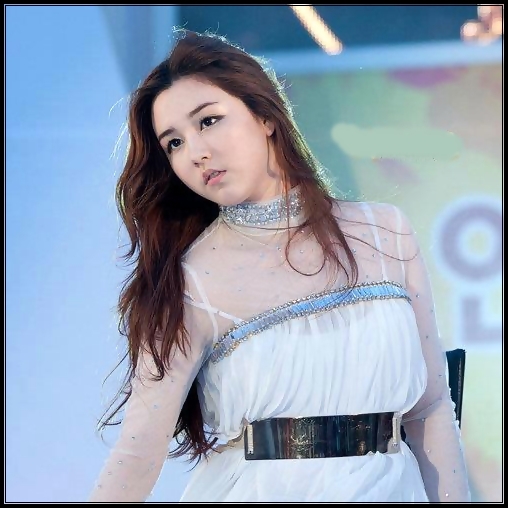 ~> Trebuie sa cante un OST cu Shin..[se uita la Ki]...Adica..Park Shin Hye...:-"