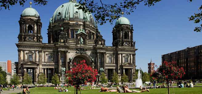 header_Berlin_BerlinerDom_Liegewiese_563_c_Scholvien_www