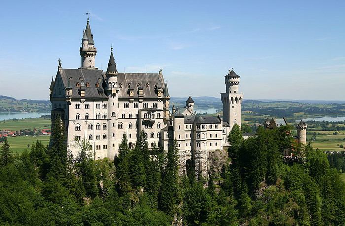 800px-Castle_Neuschwanstein