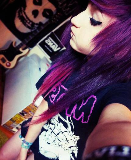 268739_505452072805414_112987756_n - emo girl