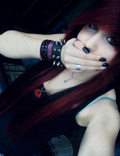 292952_505567702793851_1448270010_n - emo girl