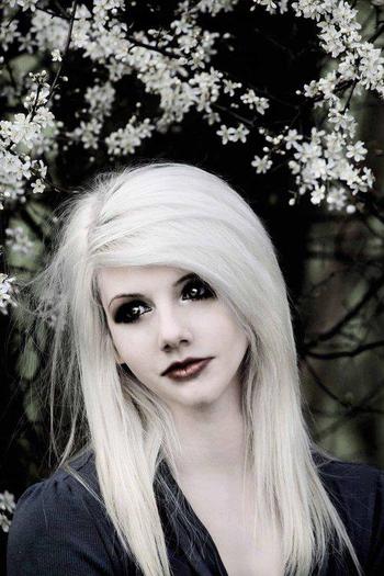 527483_501633263187295_1573397509_n - emo girl