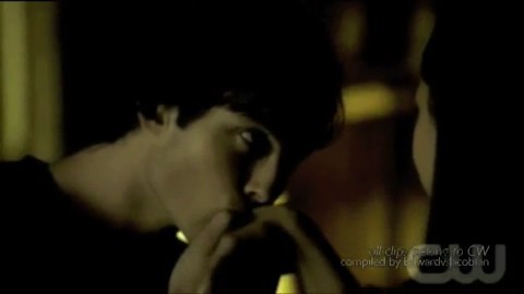 - Elena!! ce faci? :> :* *face ca in imagine*