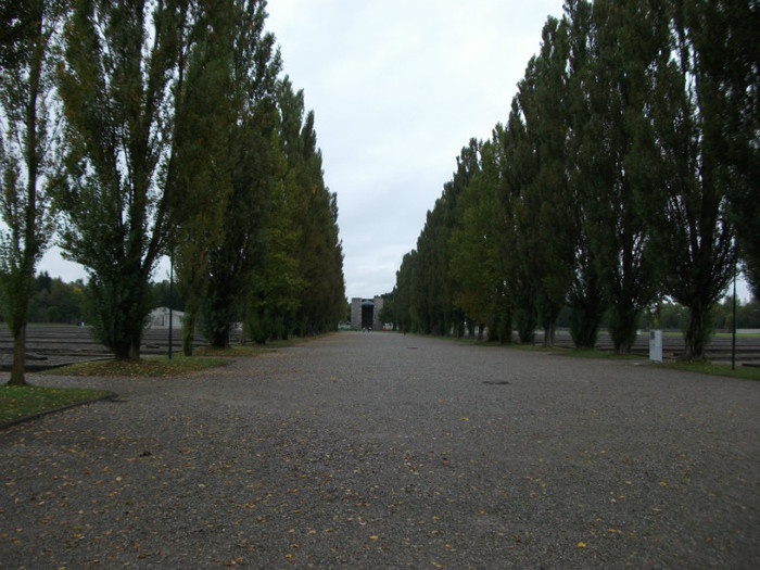 aleea baracilor - Lagarul de concetrare Dachau